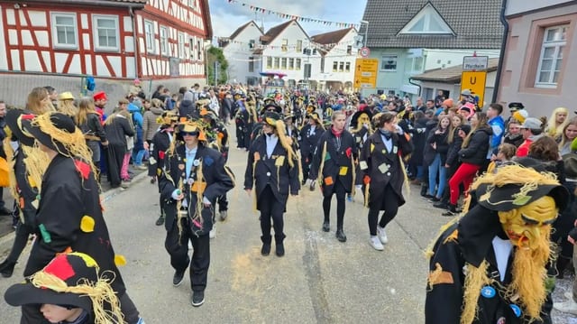 Desfile de Fasnet Neuhausen · Narrenbund Neuhausen — excursión en la Selva Negra del norte
